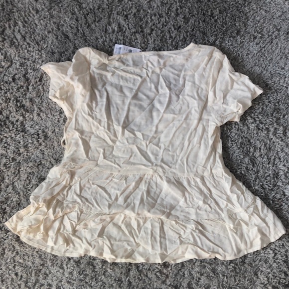 •Cute short sleeve blouse• - Picture 2 of 3